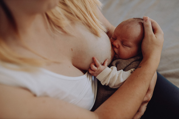 Stillende Mutter mit Neugeborenem, Stillberatung